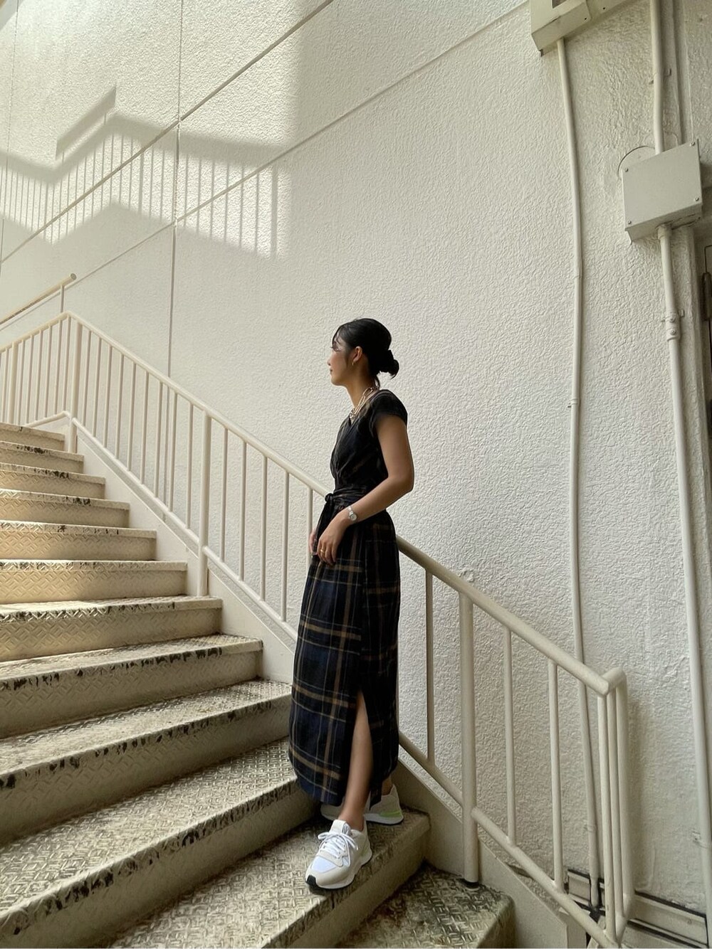 ホワイト系のスニーカー、ブルー系のワンピース、シルバー系のネックレスを着用したレディースの夏コーディネートの2枚目の写真