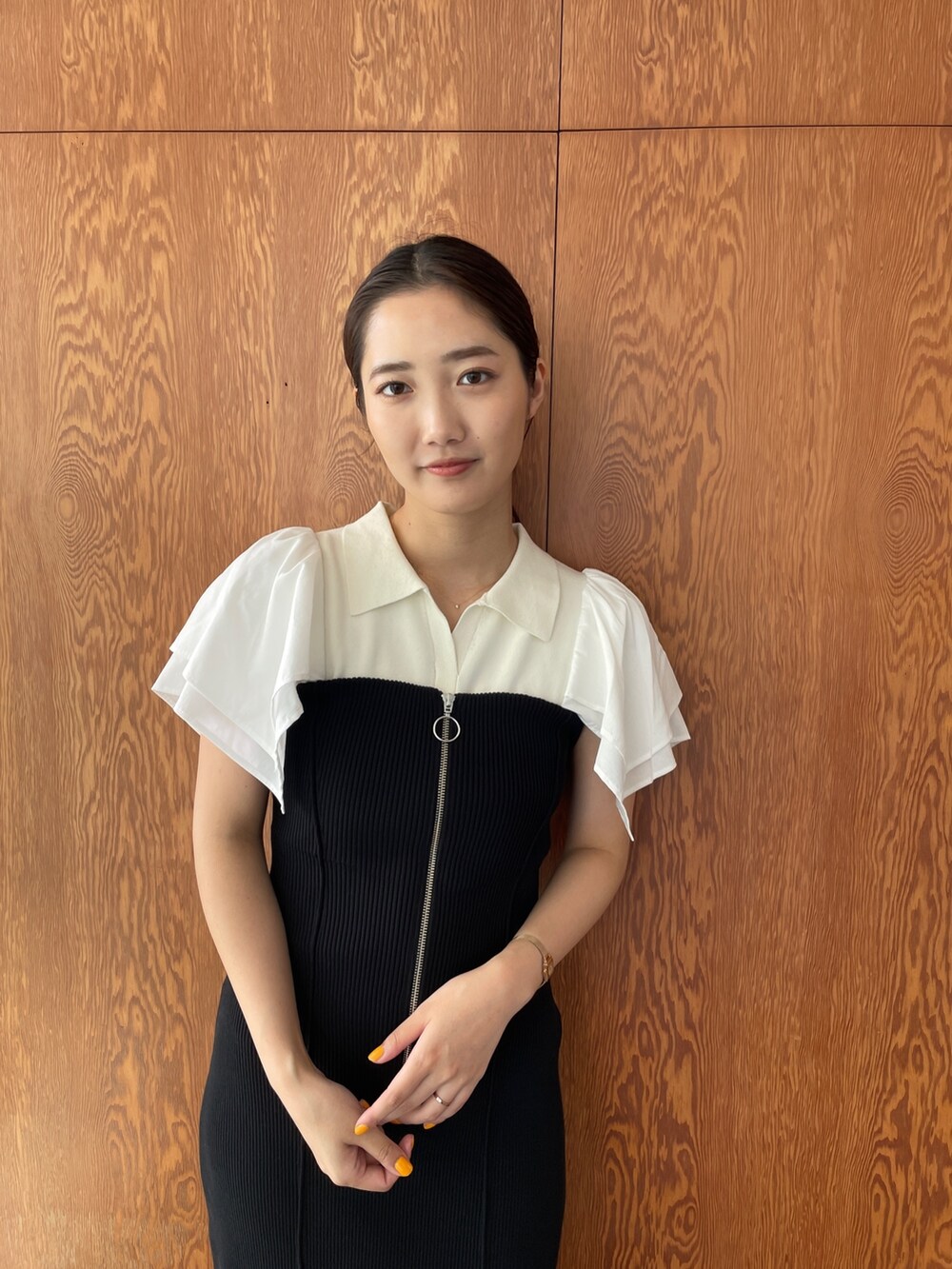 ブラック系のサンダル、ブラック系のワンピース、ホワイト系のニット/セーターを着用したレディースの夏コーディネートの5枚目の写真