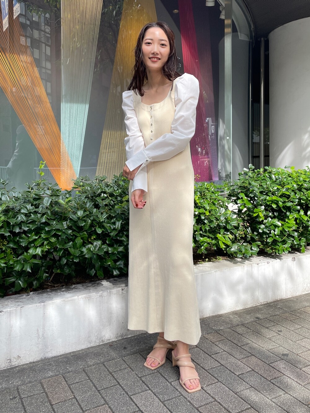 ホワイト系のワンピース、ベージュ系のサンダルを着用したレディースの冬コーディネートの5枚目の写真