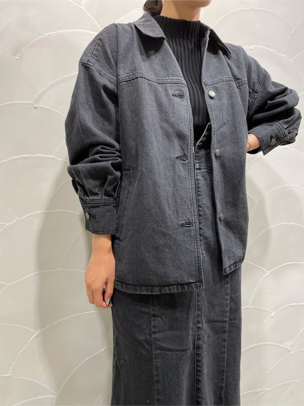 ブラック系のデニムジャケット、ブラック系のスカート、ブラック系のその他シューズを着用したレディースの夏コーディネートの9枚目の写真