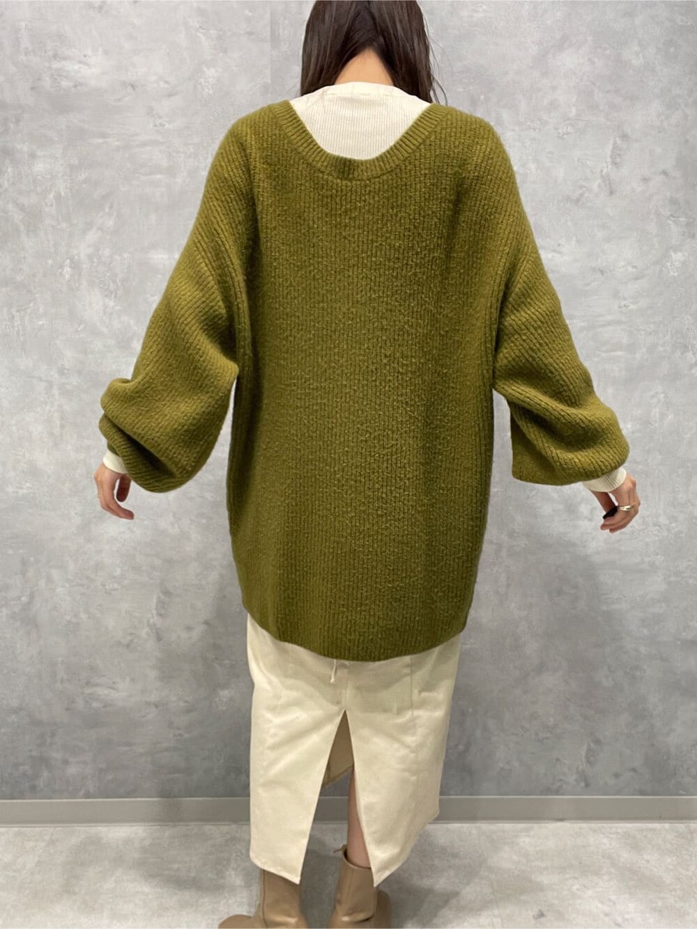 ベージュ系のブーツ、ホワイト系のニット/セーター、ホワイト系のスカートを着用したレディースの秋コーディネートの8枚目の写真