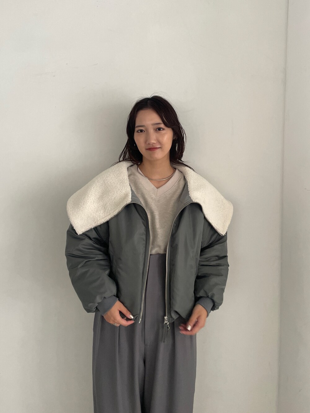 グレー系のその他パンツ、ベージュ系のスウェット、グリーン系のMA-1を着用したレディースの冬コーディネートの5枚目の写真