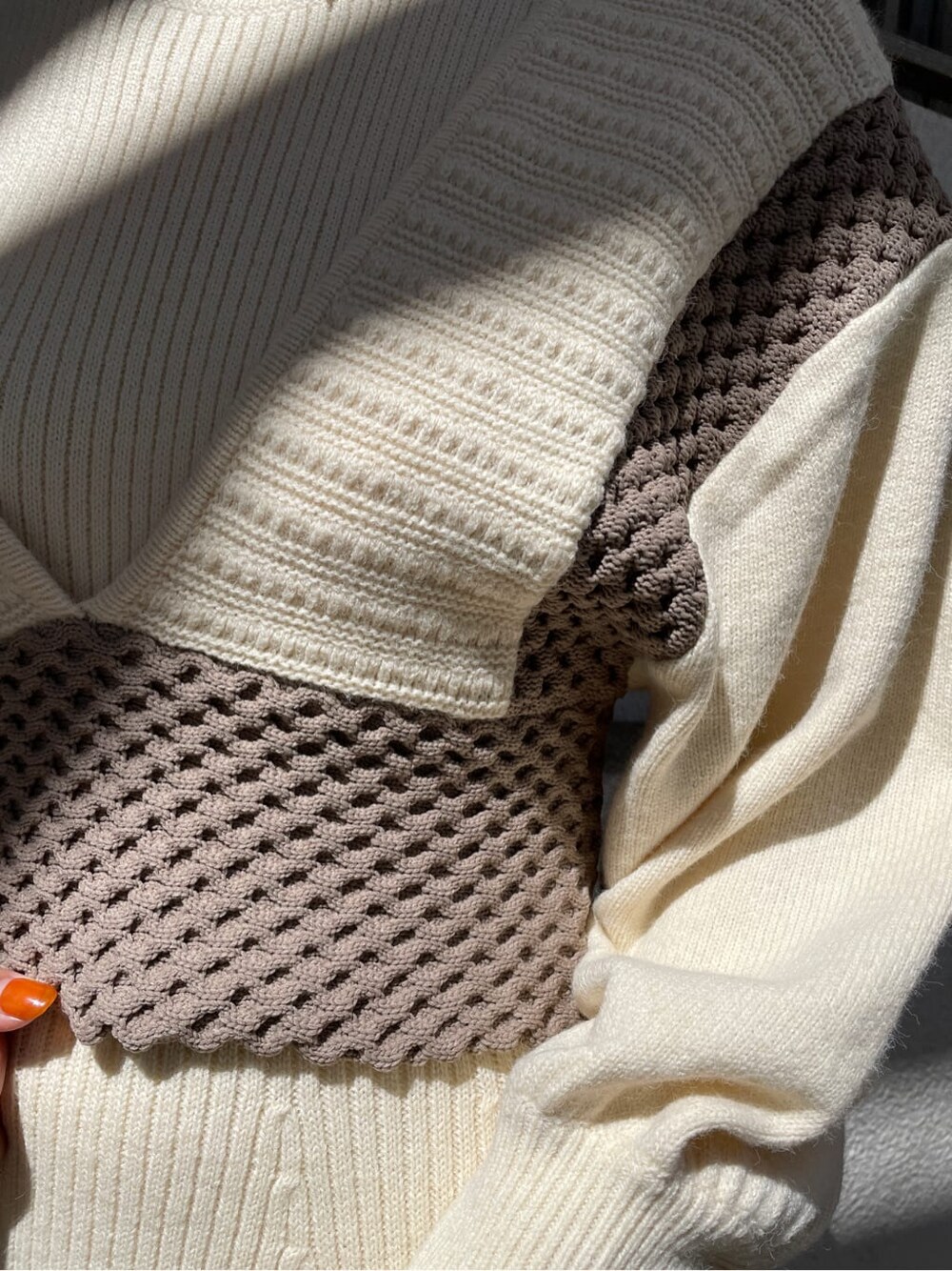 ベージュ系のその他シューズ、ホワイト系のワンピース、ブラウン系のショルダーバッグを着用したレディースの秋コーディネートの7枚目の写真