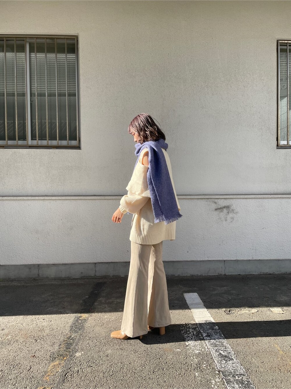 ベージュ系のその他シューズ、ベージュ系のその他パンツ、ホワイト系のニット/セーターを着用したレディースの秋コーディネートの2枚目の写真