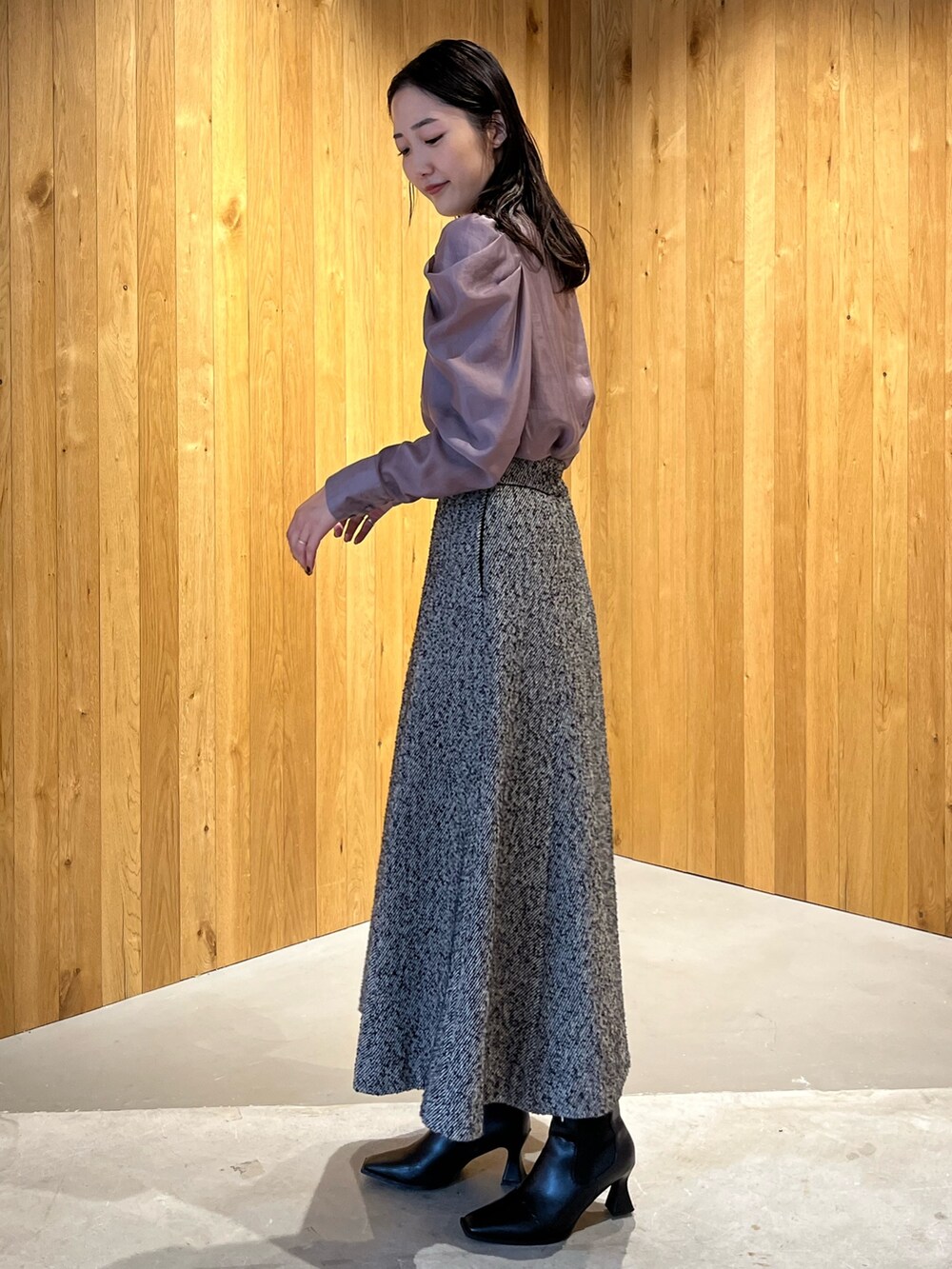 ベージュ系のシャツ/ブラウス、ブラック系のスカート、ブラック系のブーツを着用したレディースの冬コーディネートの5枚目の写真