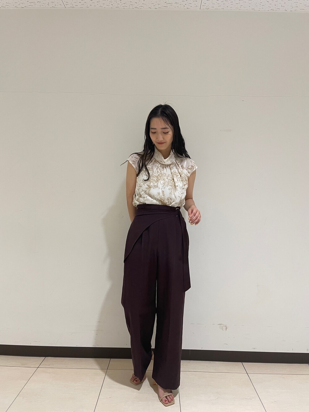 ブラウン系のその他パンツ、ベージュ系のサンダル、ベージュ系のシャツ/ブラウスを着用したレディースの春コーディネートの6枚目の写真