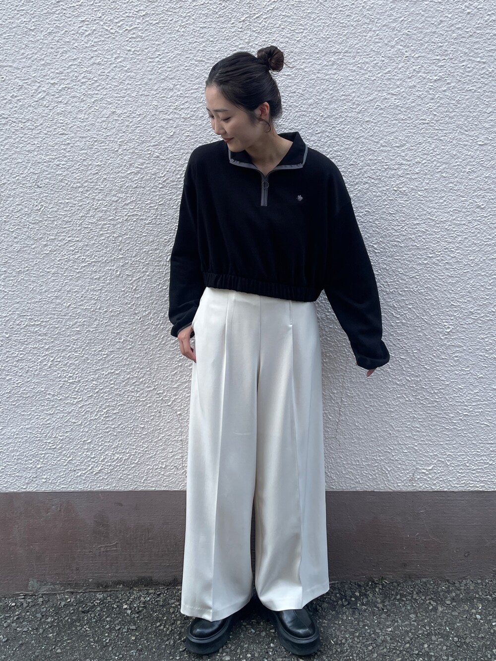 ブラック系のスウェット、ホワイト系のその他パンツを着用したレディースの夏コーディネートの2枚目の写真