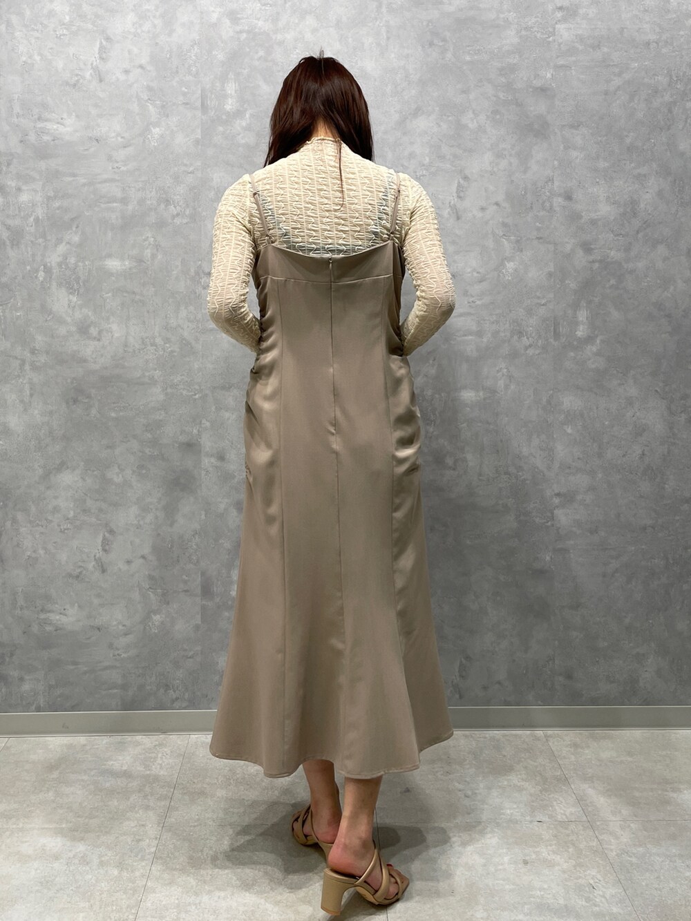 ベージュ系のサンダル、ホワイト系のTシャツ/カットソー、ベージュ系のワンピースを着用したレディースの春コーディネートの4枚目の写真