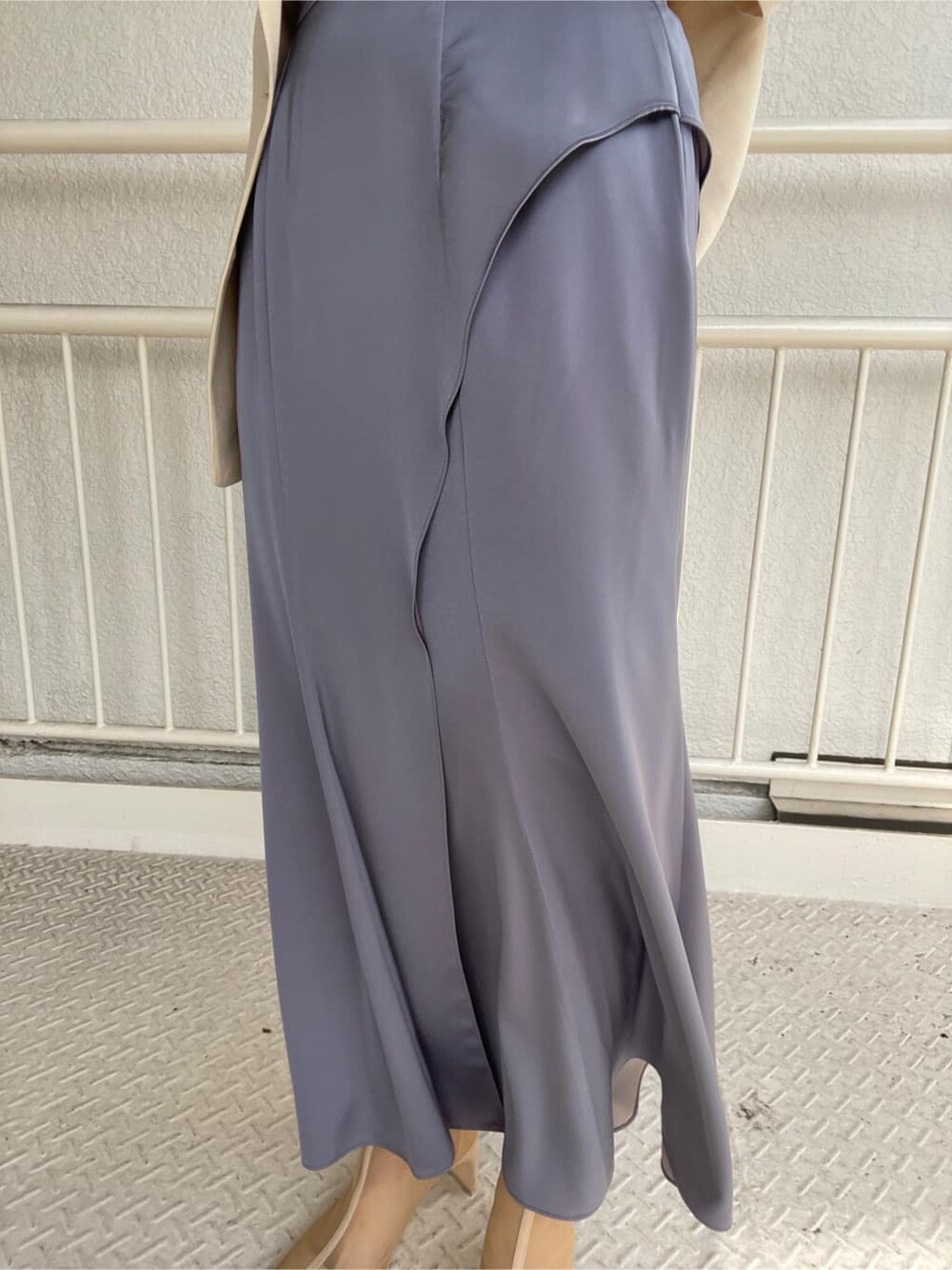 ホワイト系のニット/セーター、ベージュ系のブーツ、ブルー系のスカートを着用したレディースの春コーディネートの10枚目の写真