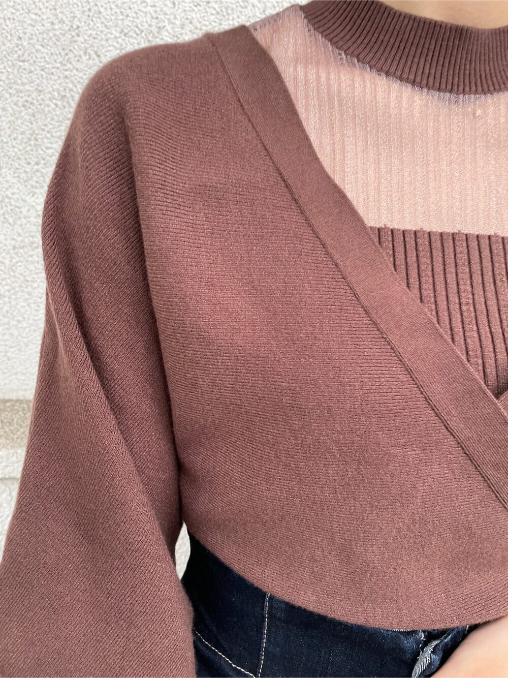 ホワイト系のその他シューズ、ブラウン系のニット/セーター、ベージュ系のその他アウターを着用したレディースの秋コーディネートの4枚目の写真