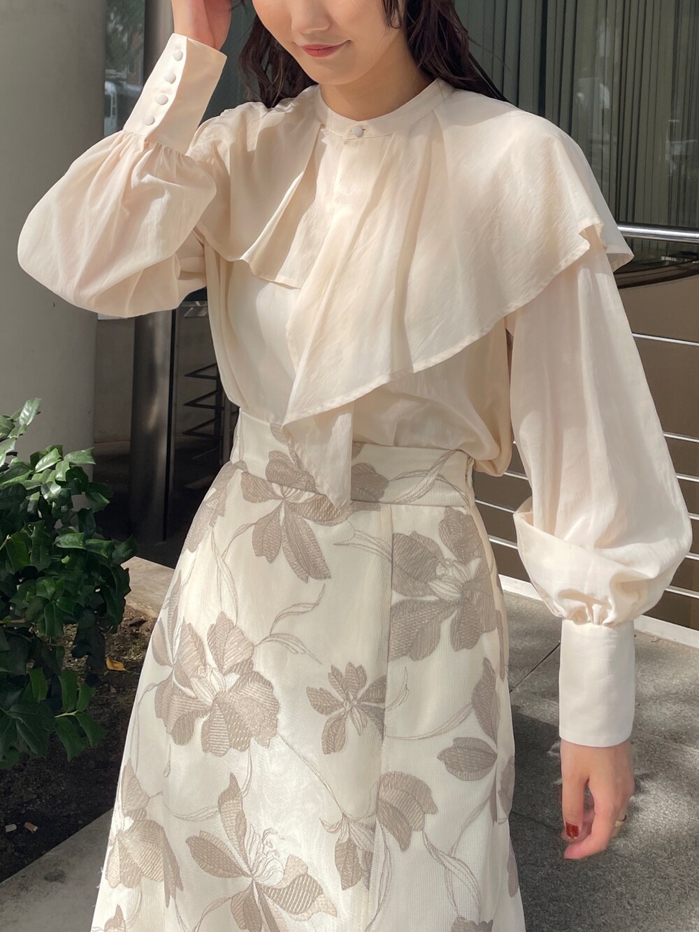 ホワイト系のシャツ/ブラウス、その他のサンダル、ベージュ系のスカートを着用したレディースの冬コーディネートの8枚目の写真