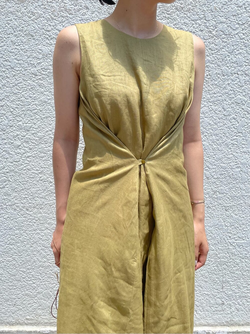 ブラウン系のサンダル、グリーン系のワンピース、ゴールド系のネックレスを着用したレディースの夏コーディネートの5枚目の写真