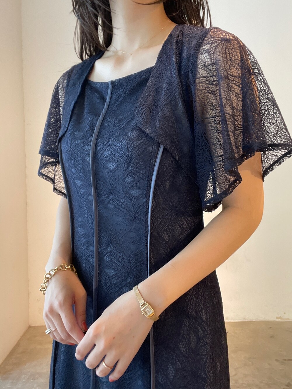 「LAGUNAMOONのLADYヴィンテージサテンラインパンプス（パンプス、ゴールド系）」を使った、久保田さん（レディース・162cm）の夏コーディネートの8枚目の写真