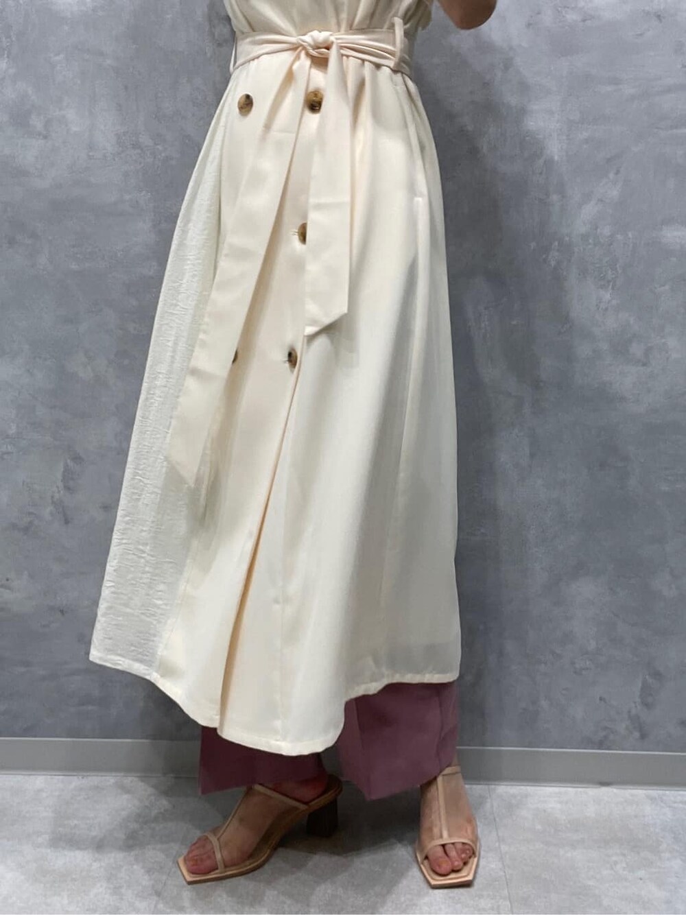 ホワイト系のワンピース、ピンク系のその他パンツ、ベージュ系のサンダルを着用したレディースの春コーディネートの9枚目の写真