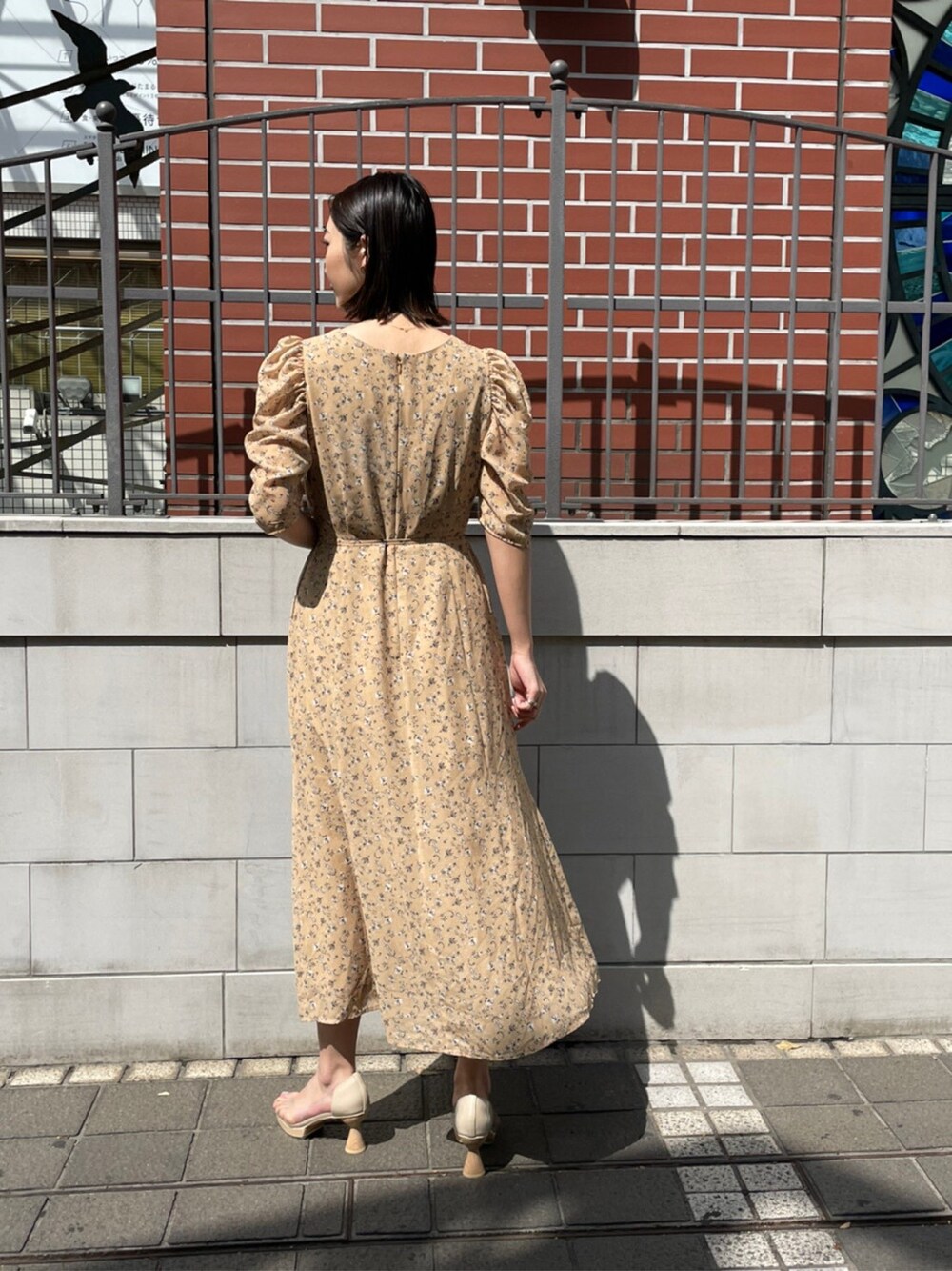 イエロー系のワンピース、その他のパンプスを着用したレディースの春コーディネートの5枚目の写真