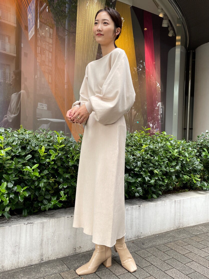 ベージュ系のブーツ、ブラウン系のブルゾン、ホワイト系のワンピースを着用したレディースの秋コーディネートの8枚目の写真