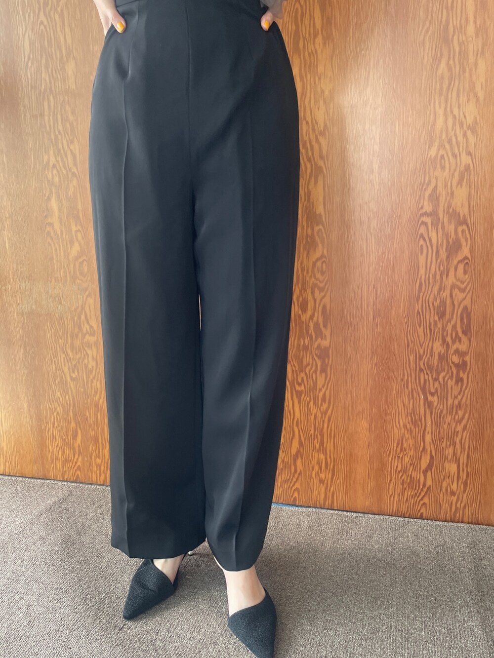 ブラック系のパンプス、その他のパンツドレスを着用したレディースの春コーディネートの7枚目の写真