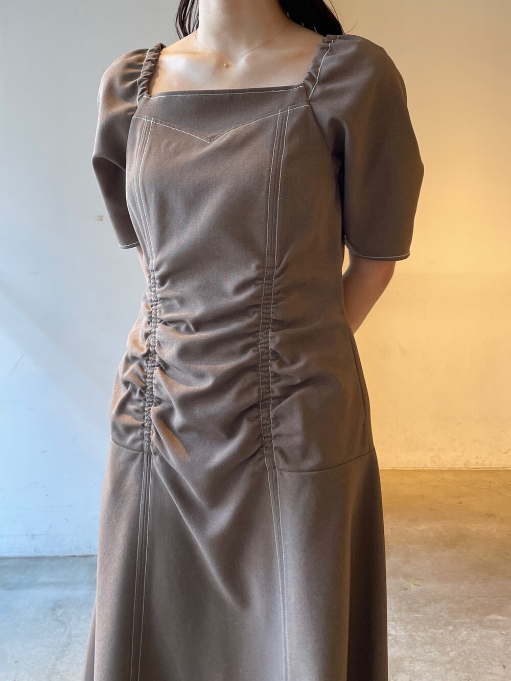 その他のサンダル、ブラウン系のワンピースを着用したレディースの冬コーディネートの6枚目の写真