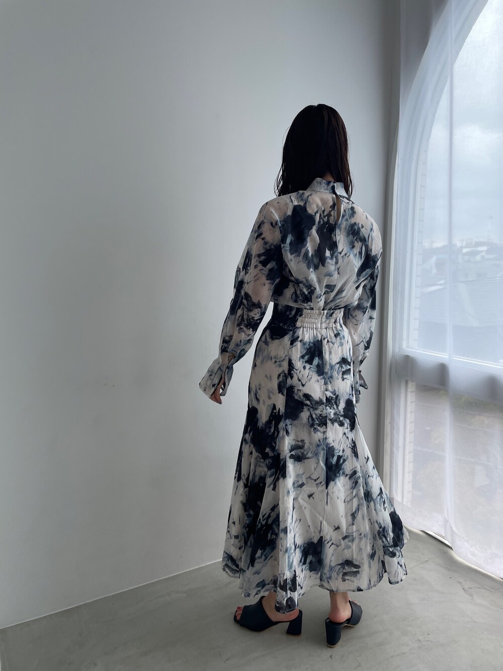 グリーン系のシャツ/ブラウス、ブルー系のスカート、ブルー系のサンダルを着用したレディースの夏コーディネートの5枚目の写真