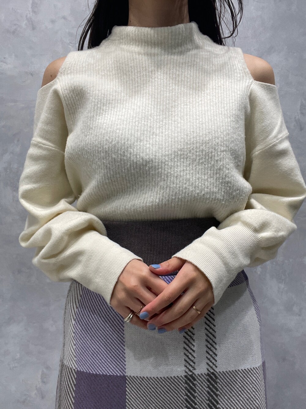 ベージュ系のブーツ、ホワイト系のニット/セーター、パープル系のスカートを着用したレディースの冬コーディネートの8枚目の写真