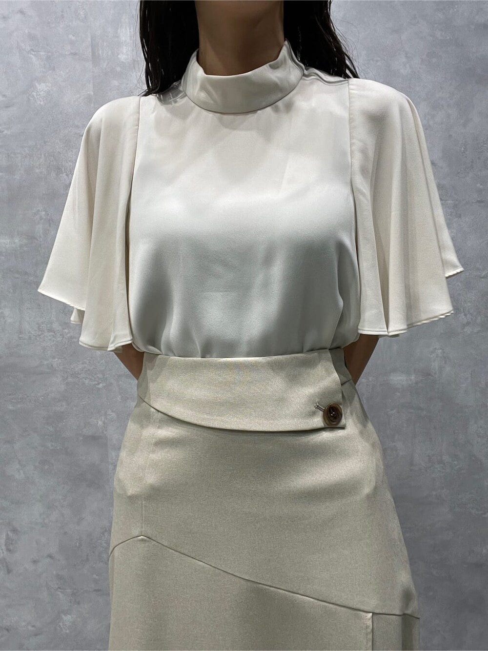 ブラック系のサンダル、ホワイト系のスカート、ホワイト系のシャツ/ブラウスを着用したレディースの夏コーディネートの6枚目の写真