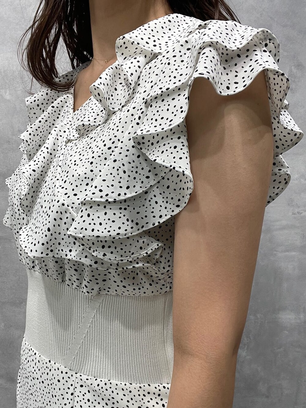 その他のサンダル、ホワイト系のワンピースを着用したレディースの春コーディネートの6枚目の写真