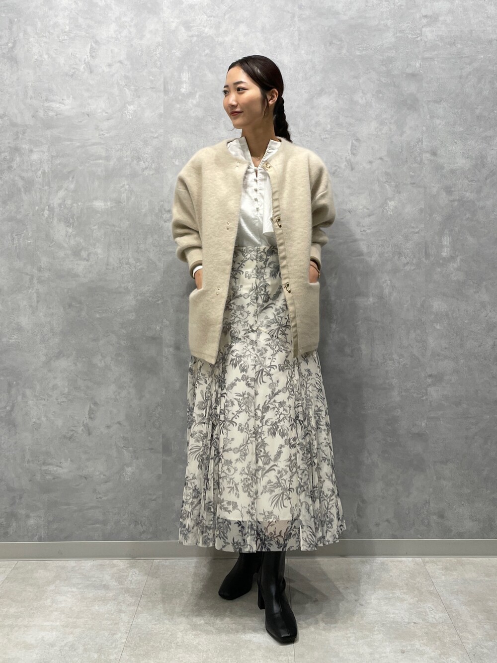 ホワイト系のカーディガン/ボレロ、ホワイト系のシャツ/ブラウス、ホワイト系のスカートを着用したレディースの冬コーディネートの2枚目の写真