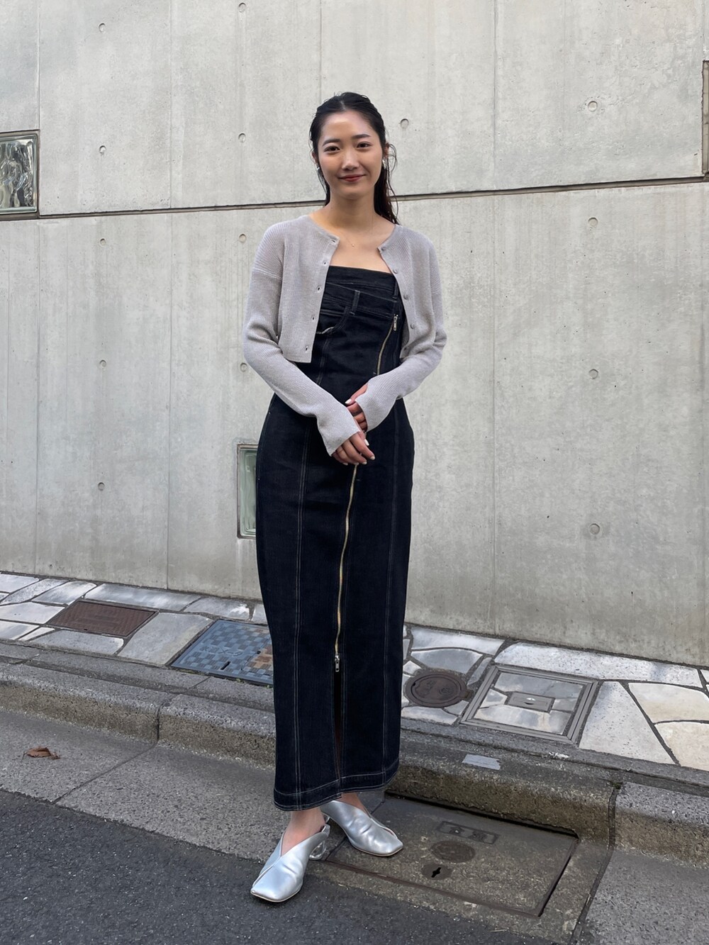 ブラック系のワンピース、シルバー系のカーディガン/ボレロ、シルバー系のパンプスを着用したレディースの冬コーディネートの4枚目の写真