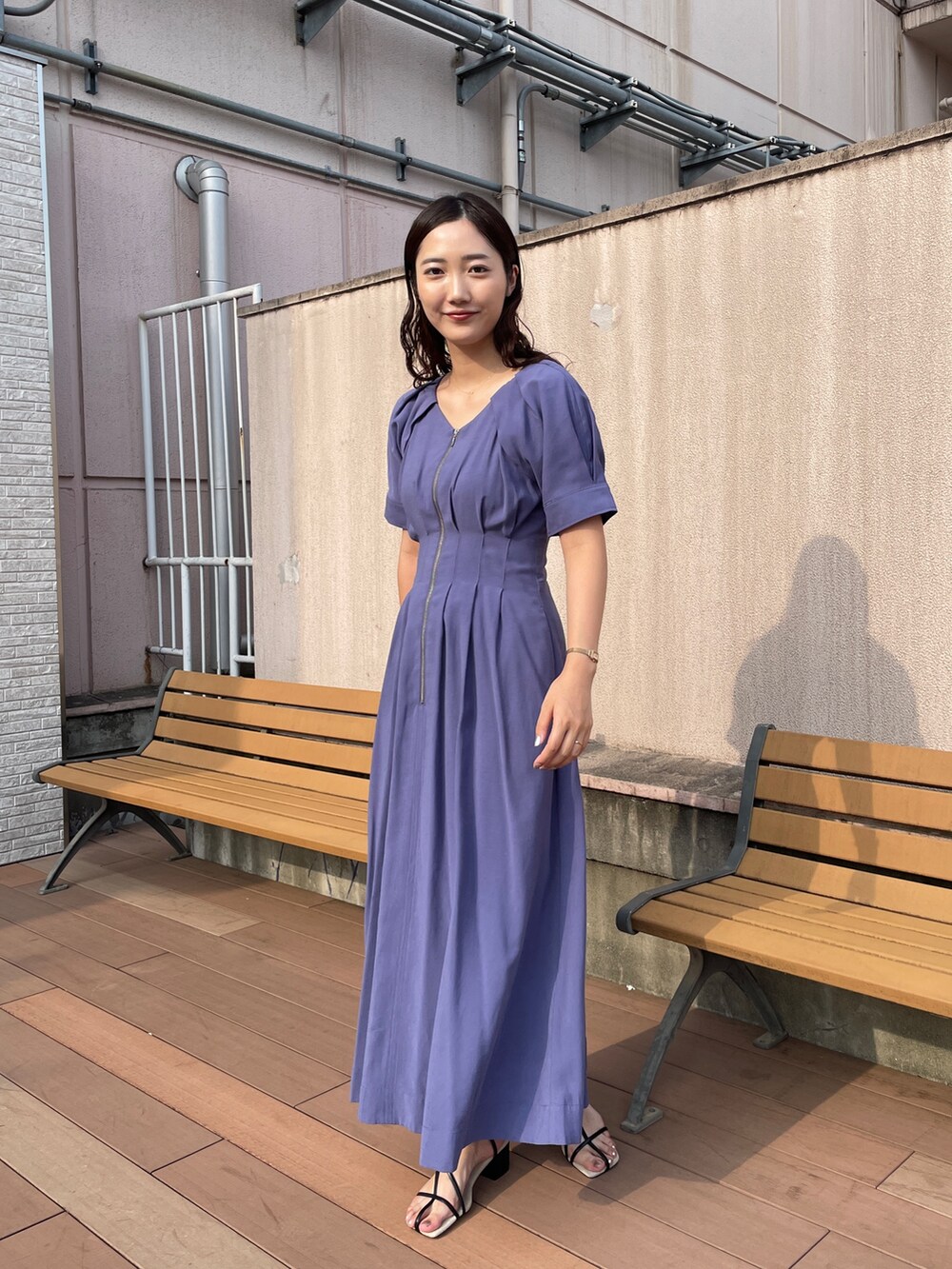 ブルー系のワンピース、ブラック系のサンダルを着用したレディースの夏コーディネートの4枚目の写真