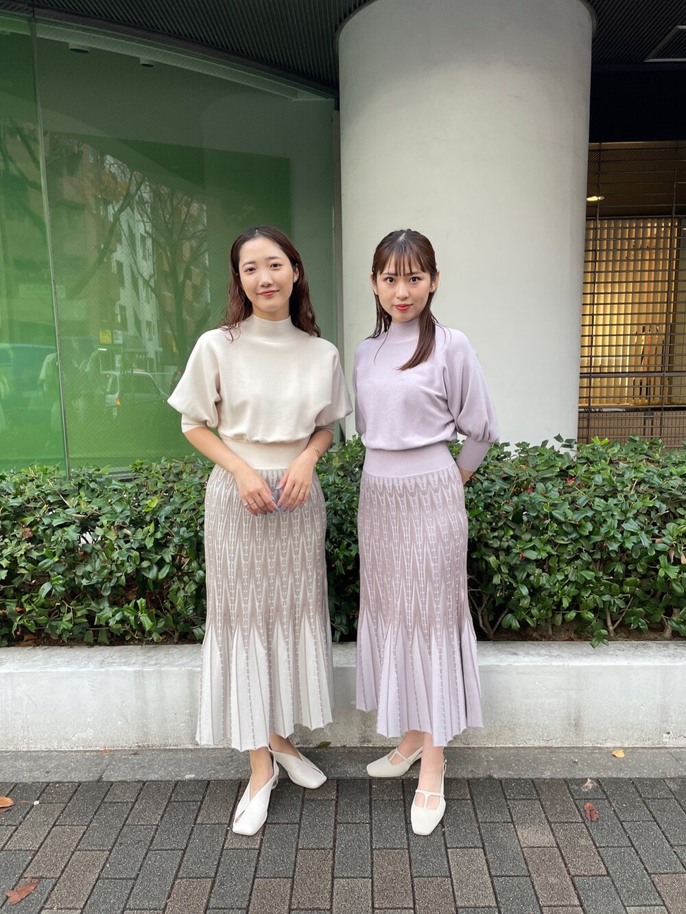 ホワイト系のパンプス、ホワイト系のワンピース、パープル系のワンピースを着用したレディースの冬コーディネートの4枚目の写真