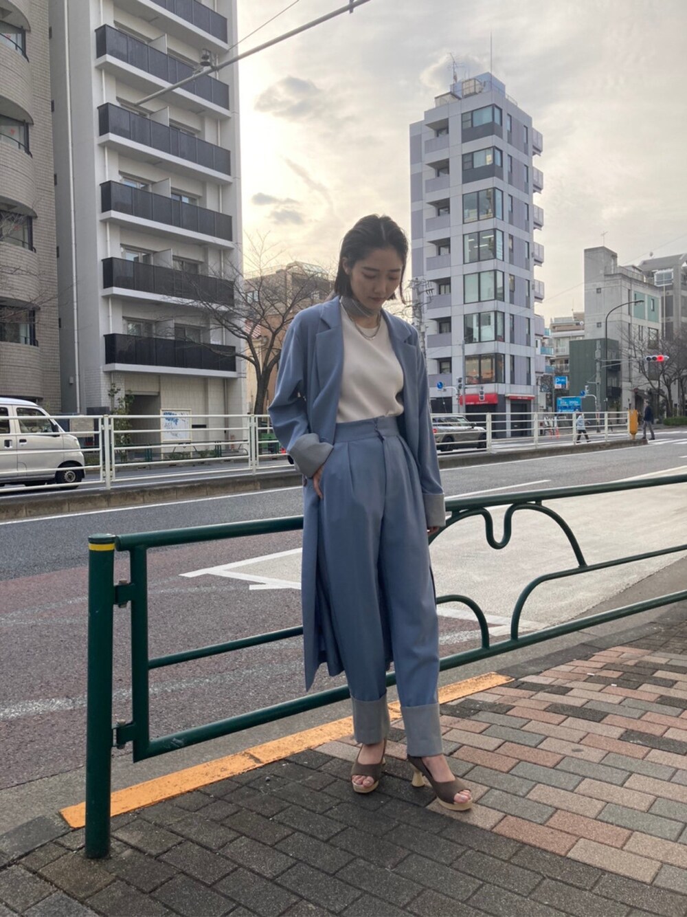 ブルー系のその他アウター、ブルー系のその他パンツ、ブラウン系のパンプスを着用したレディースの冬コーディネートの4枚目の写真