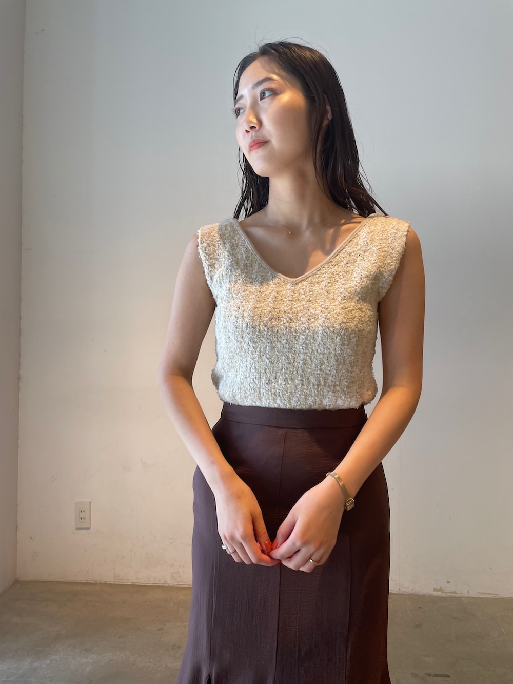 その他のサンダル、ホワイト系のニット/セーター、ブラウン系のスカートを着用したレディースの春コーディネートの5枚目の写真