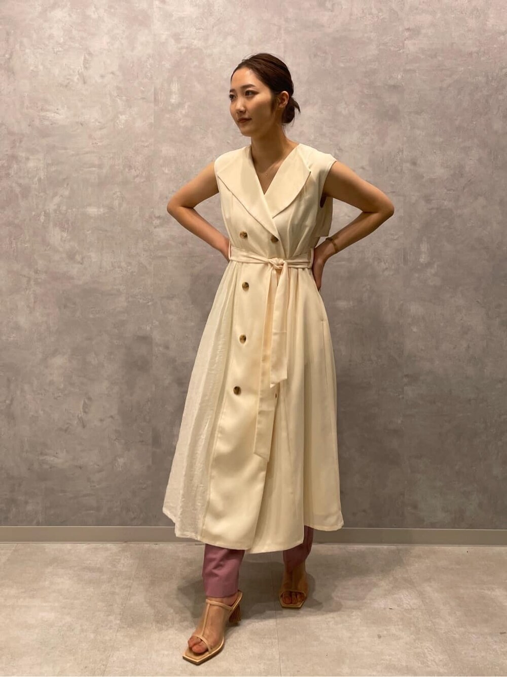 ホワイト系のワンピース、ピンク系のその他パンツ、ベージュ系のサンダルを着用したレディースの春コーディネートの2枚目の写真