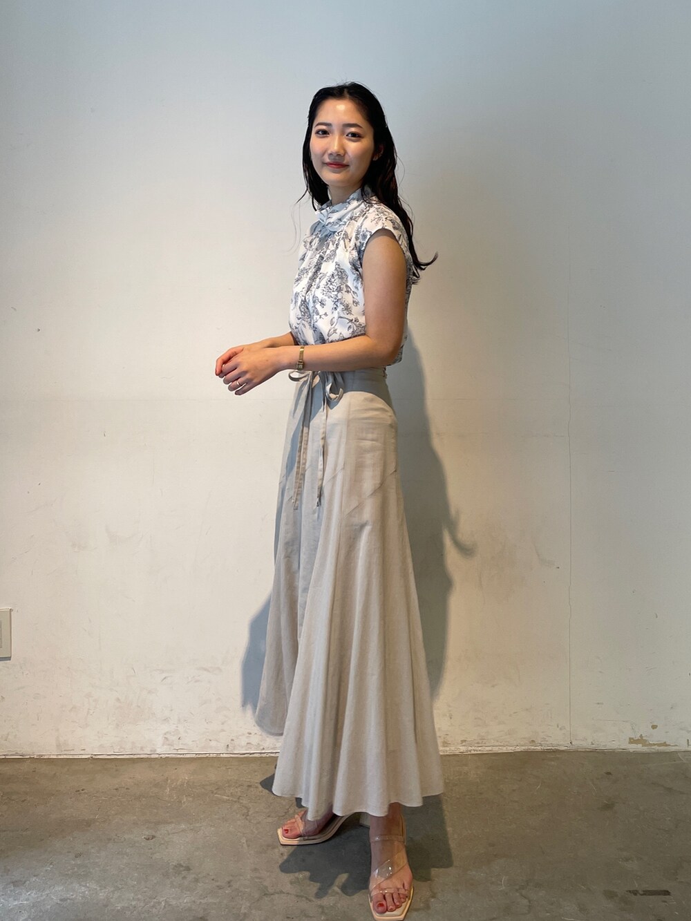 その他のサンダル、グレー系のスカート、ベージュ系のシャツ/ブラウスを着用したレディースの春コーディネートの10枚目の写真