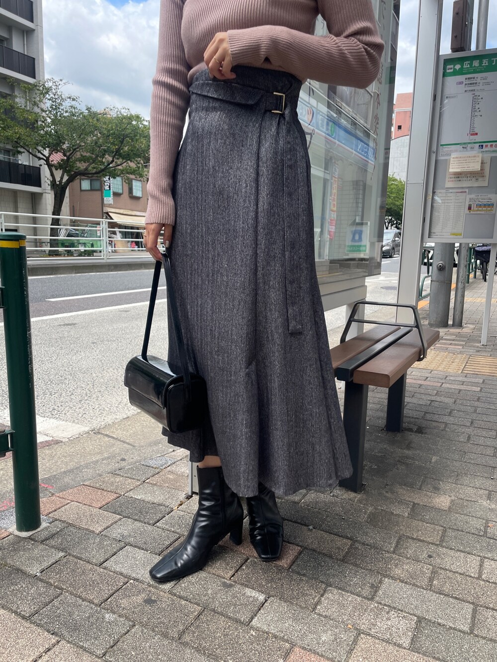 ブラック系のショルダーバッグ、ブラック系のブーツ、ピンク系のニット/セーターを着用したレディースの夏コーディネートの8枚目の写真