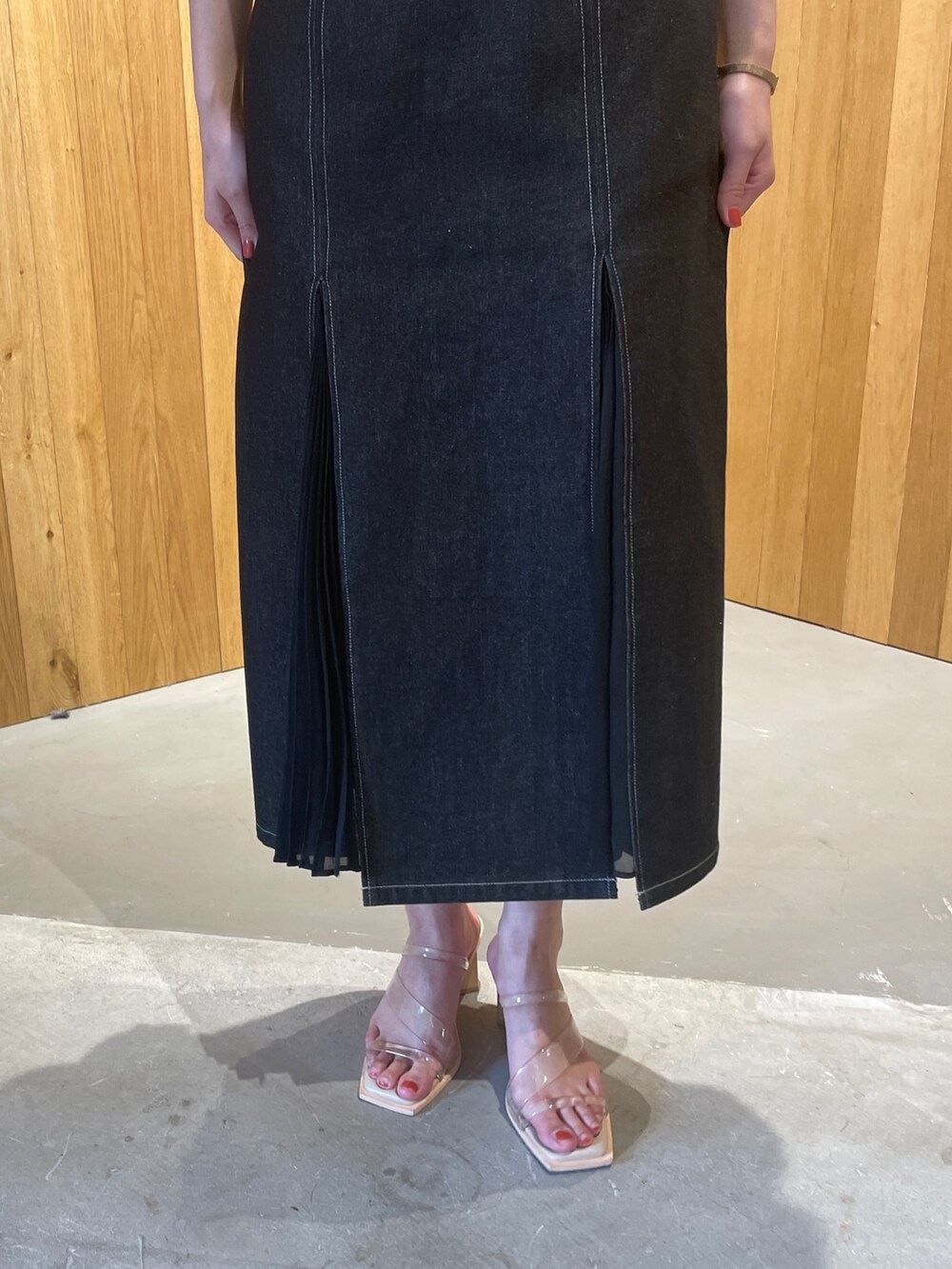 その他のサンダル、ブラック系のデニムスカート、ホワイト系のニット/セーターを着用したレディースの冬コーディネートの7枚目の写真