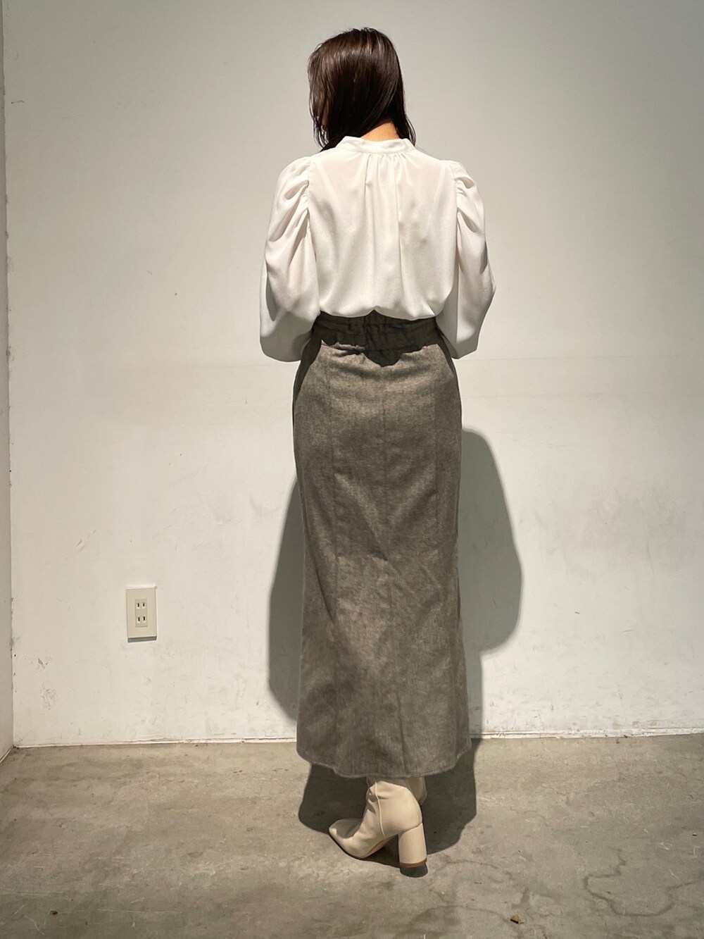 ホワイト系のシャツ/ブラウス、ブラウン系のスカート、ホワイト系のブーツを着用したレディースの夏コーディネートの6枚目の写真