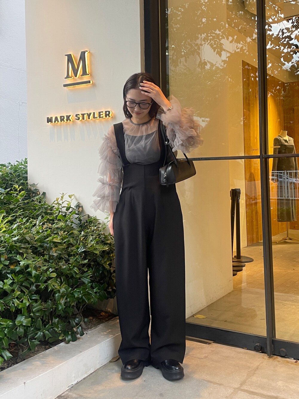 グレー系のシャツ/ブラウス、ブラック系のブーツ、ブラック系のその他パンツを着用したレディースの秋コーディネートの2枚目の写真