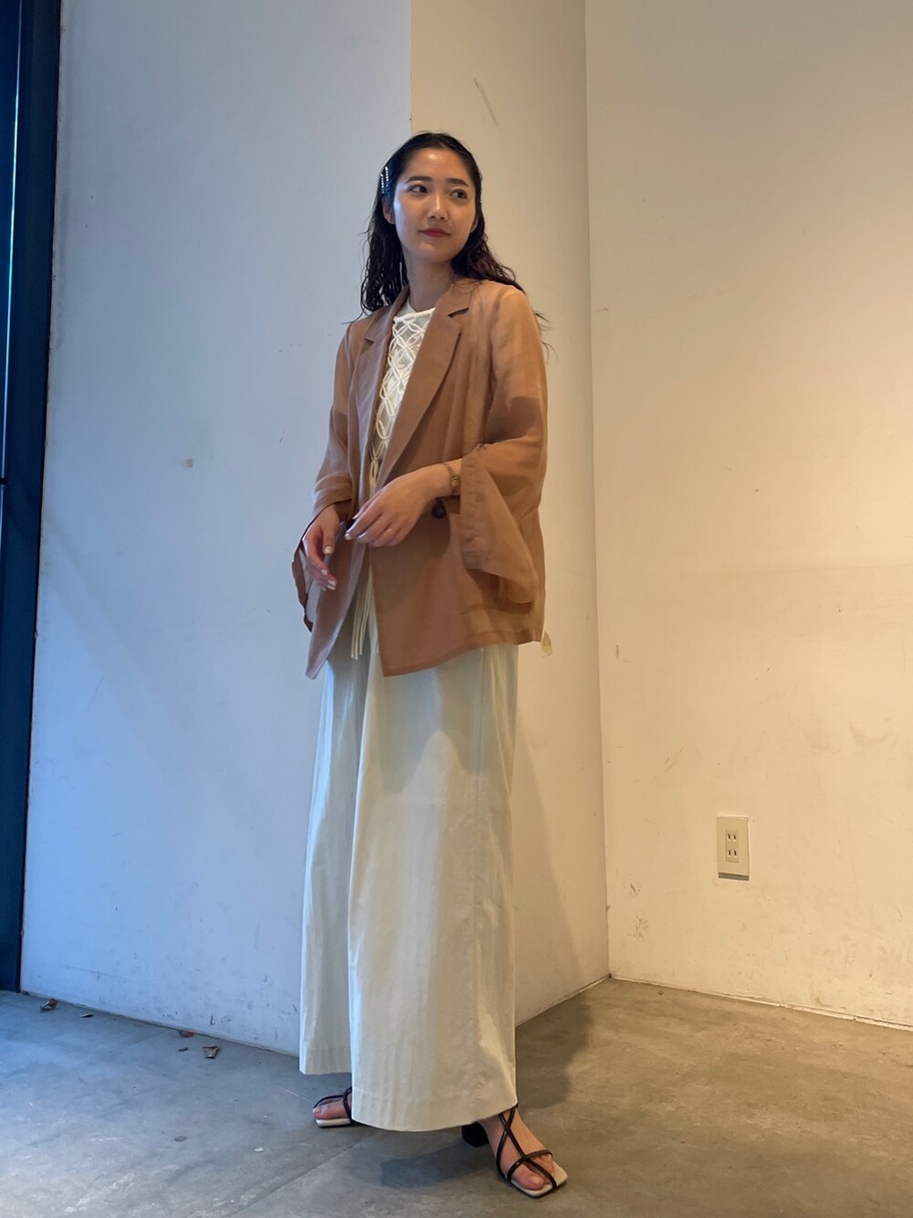 ホワイト系のその他パンツ、ブラック系のサンダル、ホワイト系のTシャツ/カットソーを着用したレディースの春コーディネートの6枚目の写真