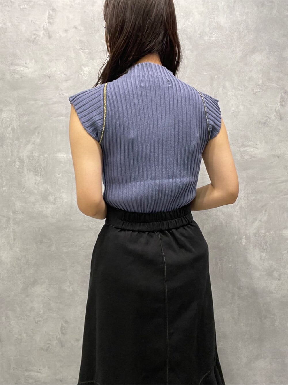 ブラック系のサンダル、ブラック系のスカート、ブルー系のニット/セーターを着用したレディースの夏コーディネートの7枚目の写真