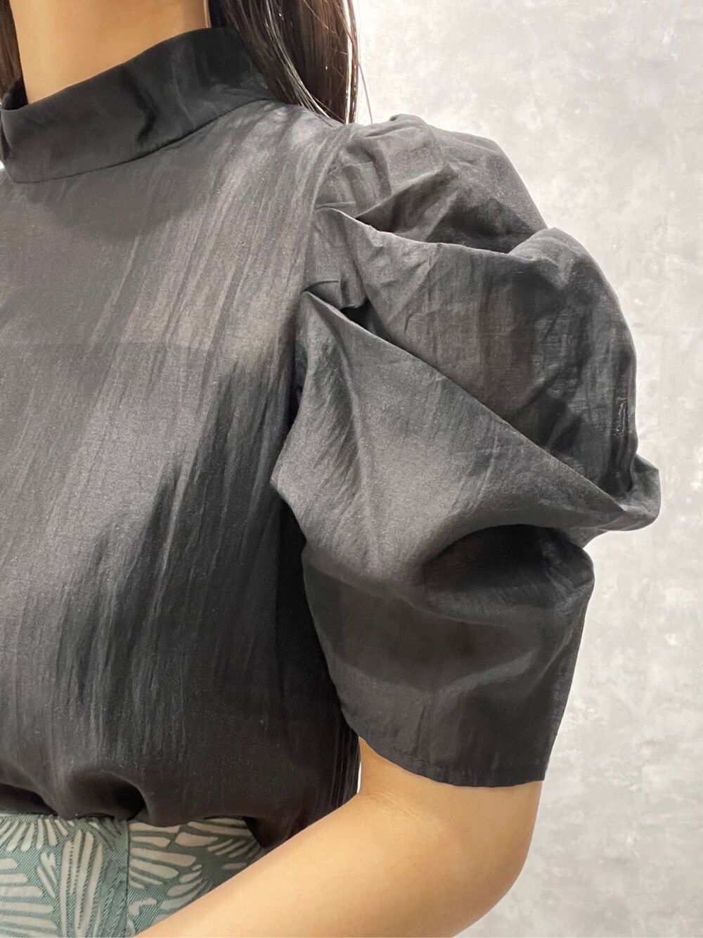 ブラック系のシャツ/ブラウス、グリーン系のサンダル、ブルー系のスカートを着用したレディースの夏コーディネートの6枚目の写真