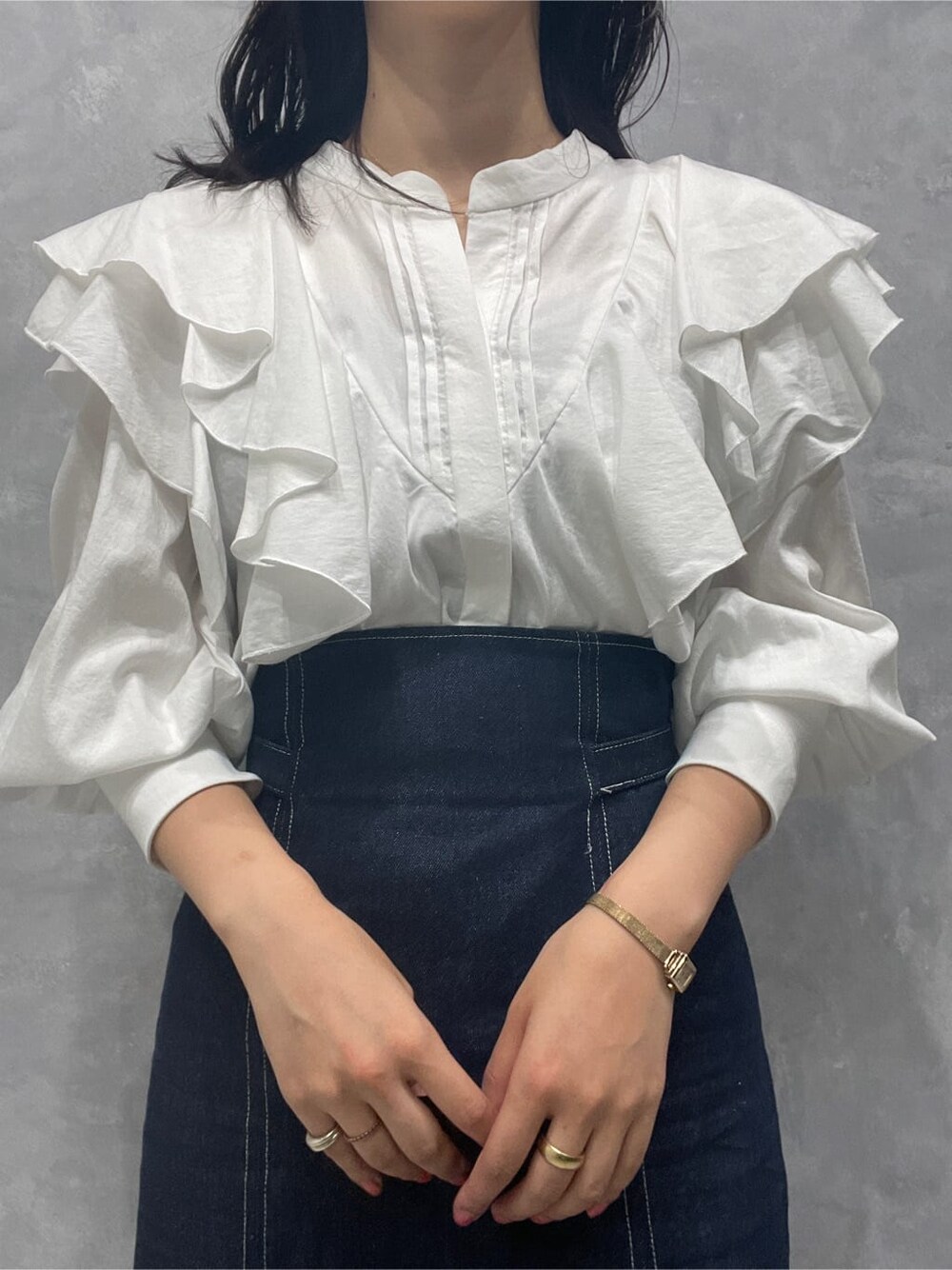 ブラック系のブーツ、ブルー系のスカート、ホワイト系のシャツ/ブラウスを着用したレディースの秋コーディネートの9枚目の写真