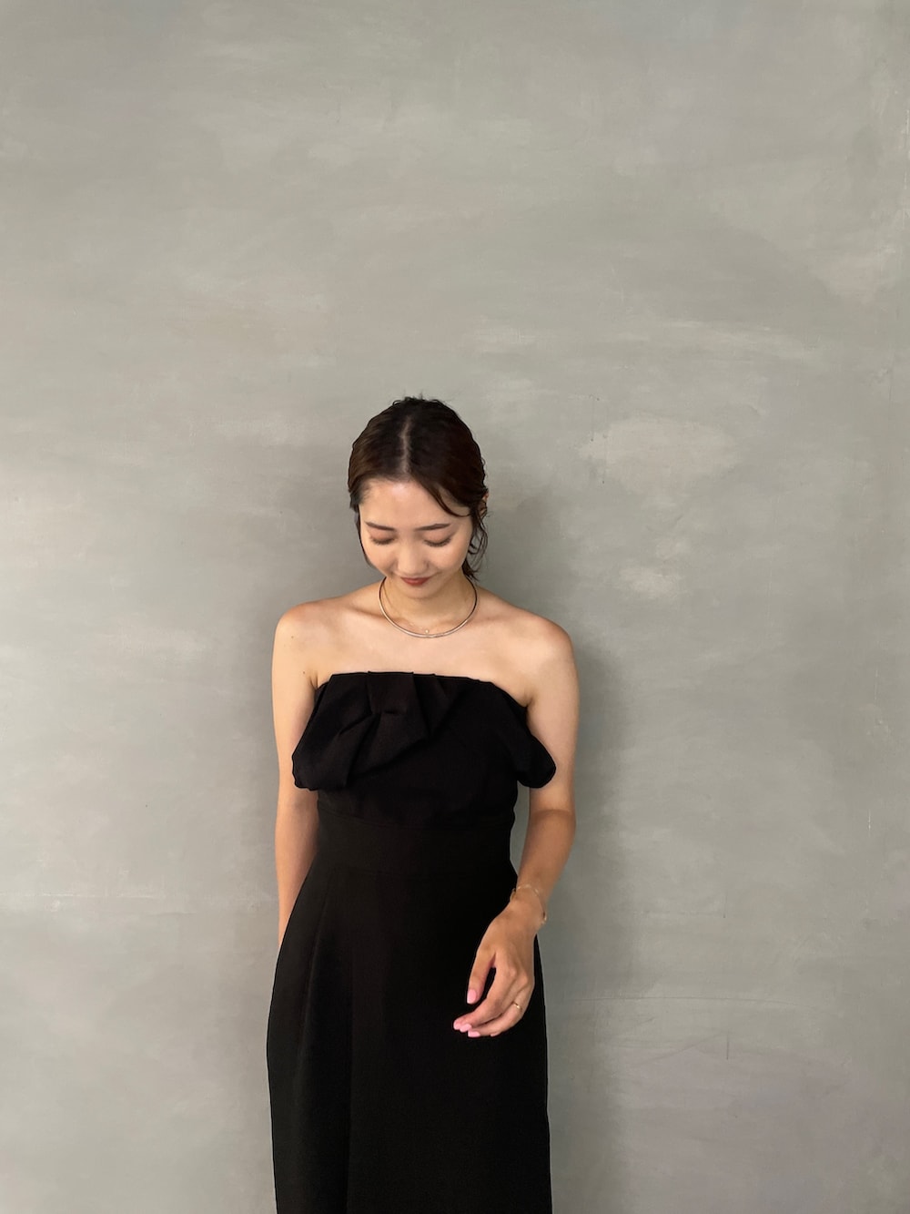 ゴールド系のパンプス、ブラック系のパンツドレス、シルバー系のチョーカーを着用したレディースの夏コーディネートの5枚目の写真