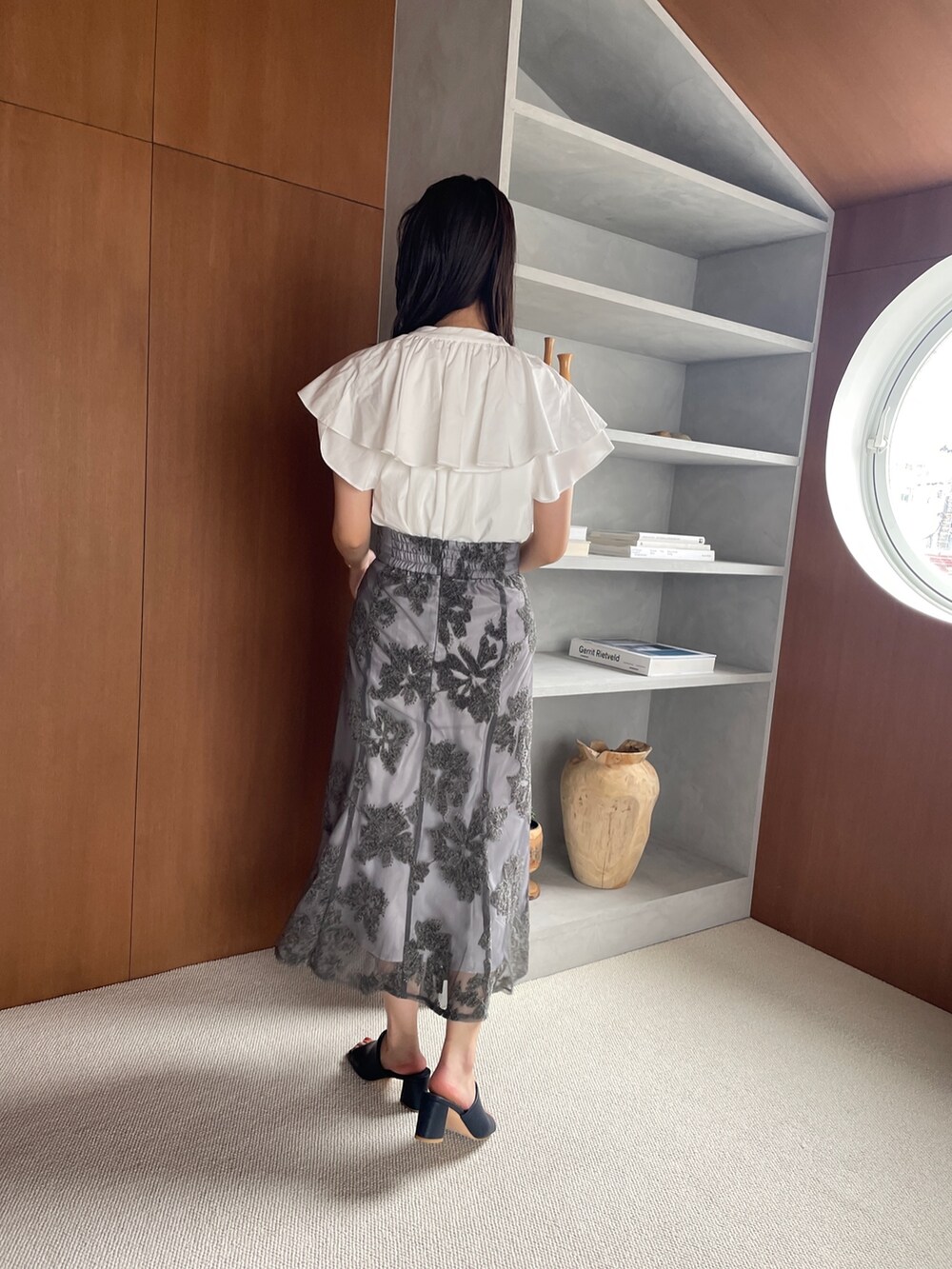 ホワイト系のシャツ/ブラウス、ブルー系のサンダル、グレー系のスカートを着用したレディースの夏コーディネートの4枚目の写真