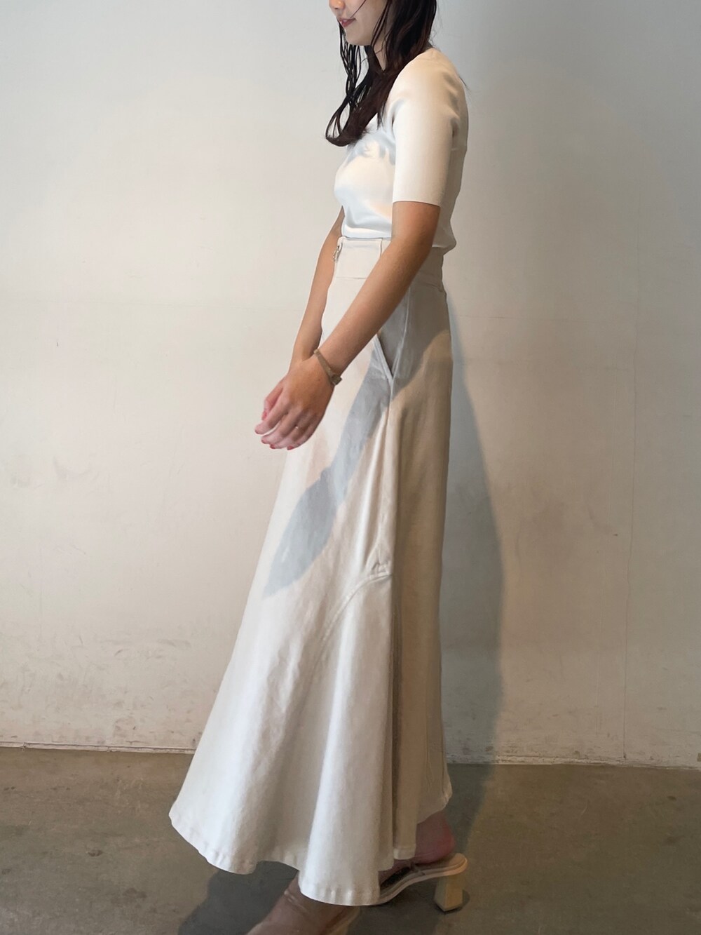 その他のサンダル、ホワイト系のニット/セーター、ベージュ系のテーラードジャケットを着用したレディースの冬コーディネートの7枚目の写真