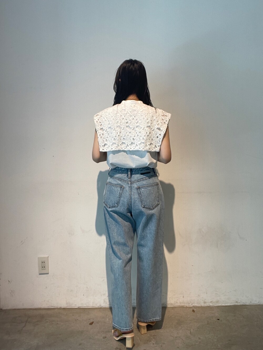 ホワイト系のシャツ/ブラウス、ブルー系のデニムパンツ、イエロー系のサンダルを着用したレディースの夏コーディネートの5枚目の写真