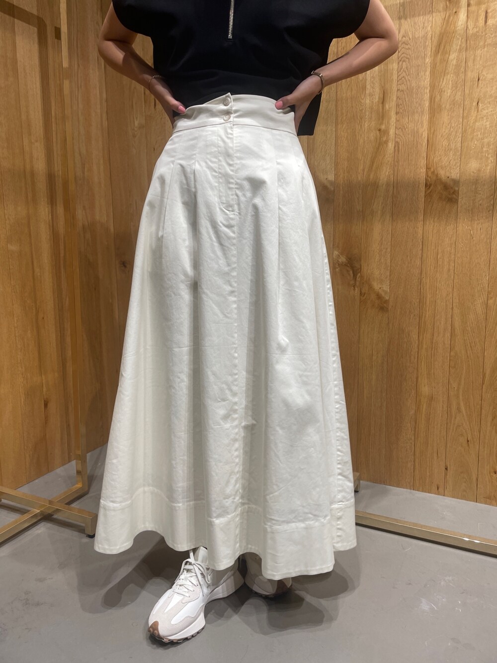 ブラック系のTシャツ/カットソー、ホワイト系のスカートを着用したレディースの夏コーディネートの7枚目の写真