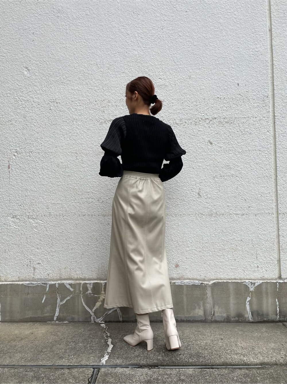 ホワイト系のスカート、ホワイト系のその他シューズ、ベージュ系のその他アウターを着用したレディースの秋コーディネートの6枚目の写真