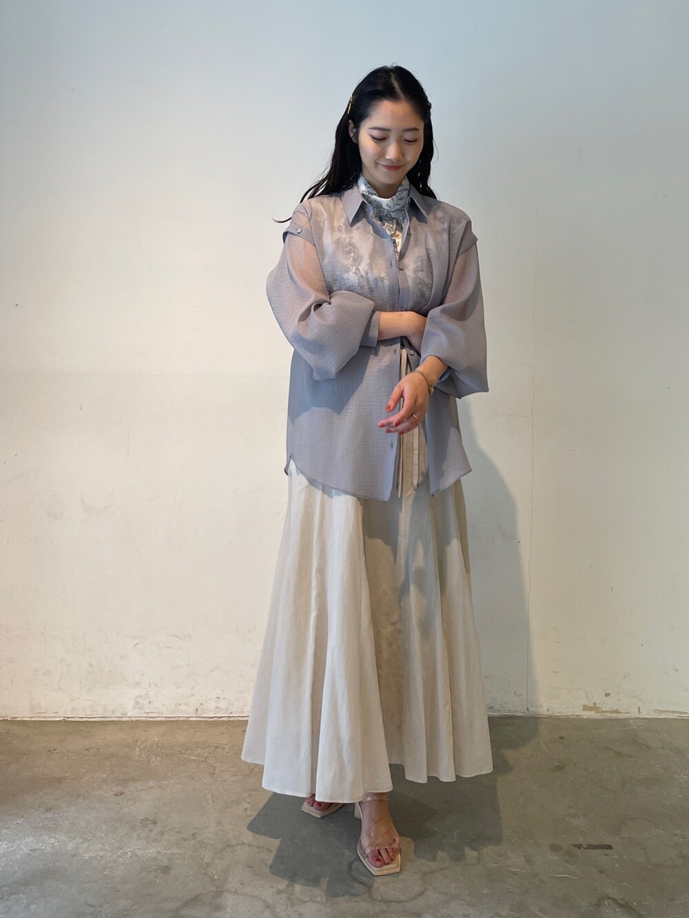 その他のサンダル、グレー系のスカート、ベージュ系のシャツ/ブラウスを着用したレディースの春コーディネートの3枚目の写真