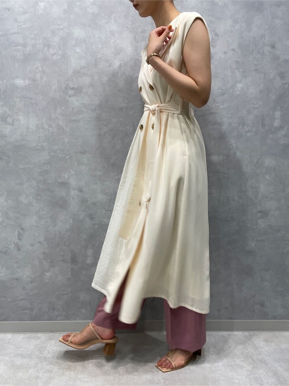 ホワイト系のワンピース、ピンク系のその他パンツ、ベージュ系のサンダルを着用したレディースの春コーディネートの4枚目の写真